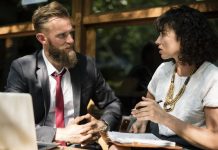 Kona og maður sitja og ræða saman