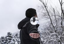 Hið íslenska töframannagildi (HÍT) Töframaður lætur glerkúlu svífa með hendinni