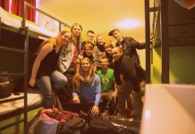 Ungmenni stilla sér upp fyrir mynd á hosteli