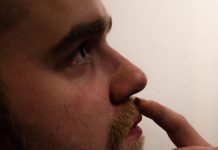 Ungur maður horfir hugsi út í loftið