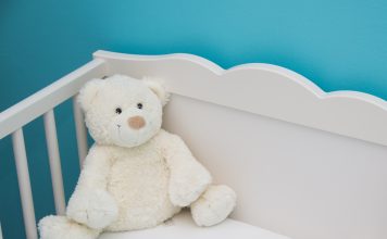 Áður en barnið kemur – Tékklisti Hvítur bangsi liggur í barnarúmi