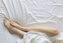 Sjálfsfróun – Er eðlilegt að fróa sér? kvenmannsfætur á hvítul rúmlaki