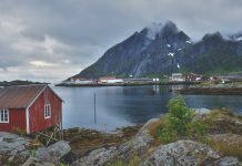 Norðurlöndin Fallegt sveitarþorp í firði