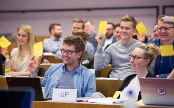 Ungmenni kjósa í sal