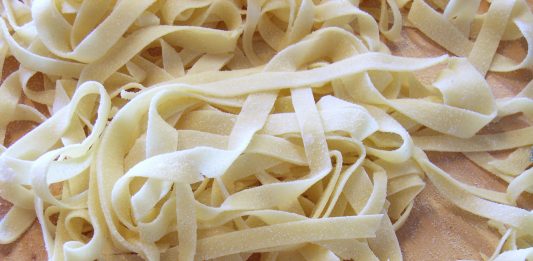 Pasta á borði
