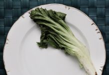 Romaine kál á disk