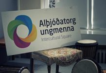 Alþjóðatorg ungmenna Skilti merkt alþjóðatorg ungmenna