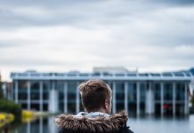 Að hætta í vinnu Ungur maður horfir yfir tjörnina