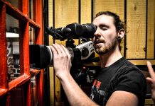 maður heldur á upptökutæki