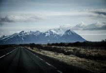 vegur og fjall framundan