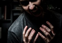 Ungur skeggjaður maður öskrar í geðshræringu