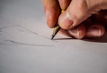 Hvað eru útstrikanir í kosningum? Einstaklingur skrifar á seðil