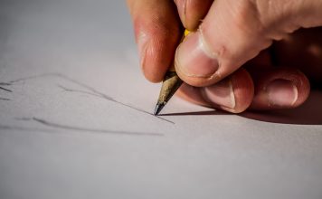 Hvað eru útstrikanir í kosningum? Einstaklingur skrifar á seðil