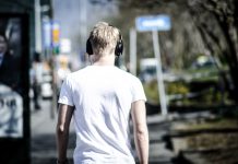 Ungur maður gengur eftir götu