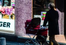 Hvað er meðlag Foreldri gengur með barnavagn